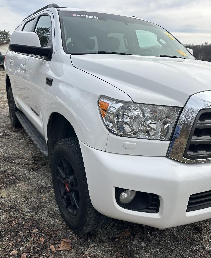 2015 Toyota Sequoia SR5's photo